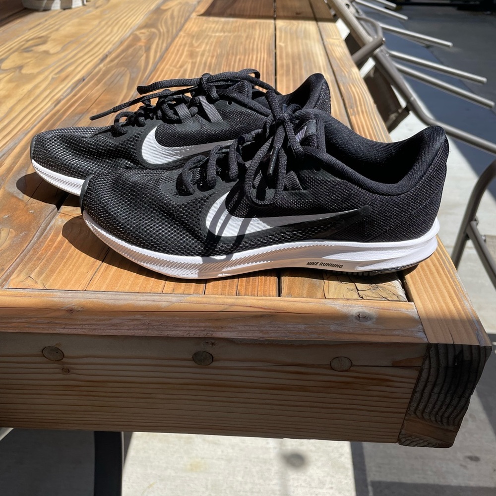 NIKE RUNNING SHOES